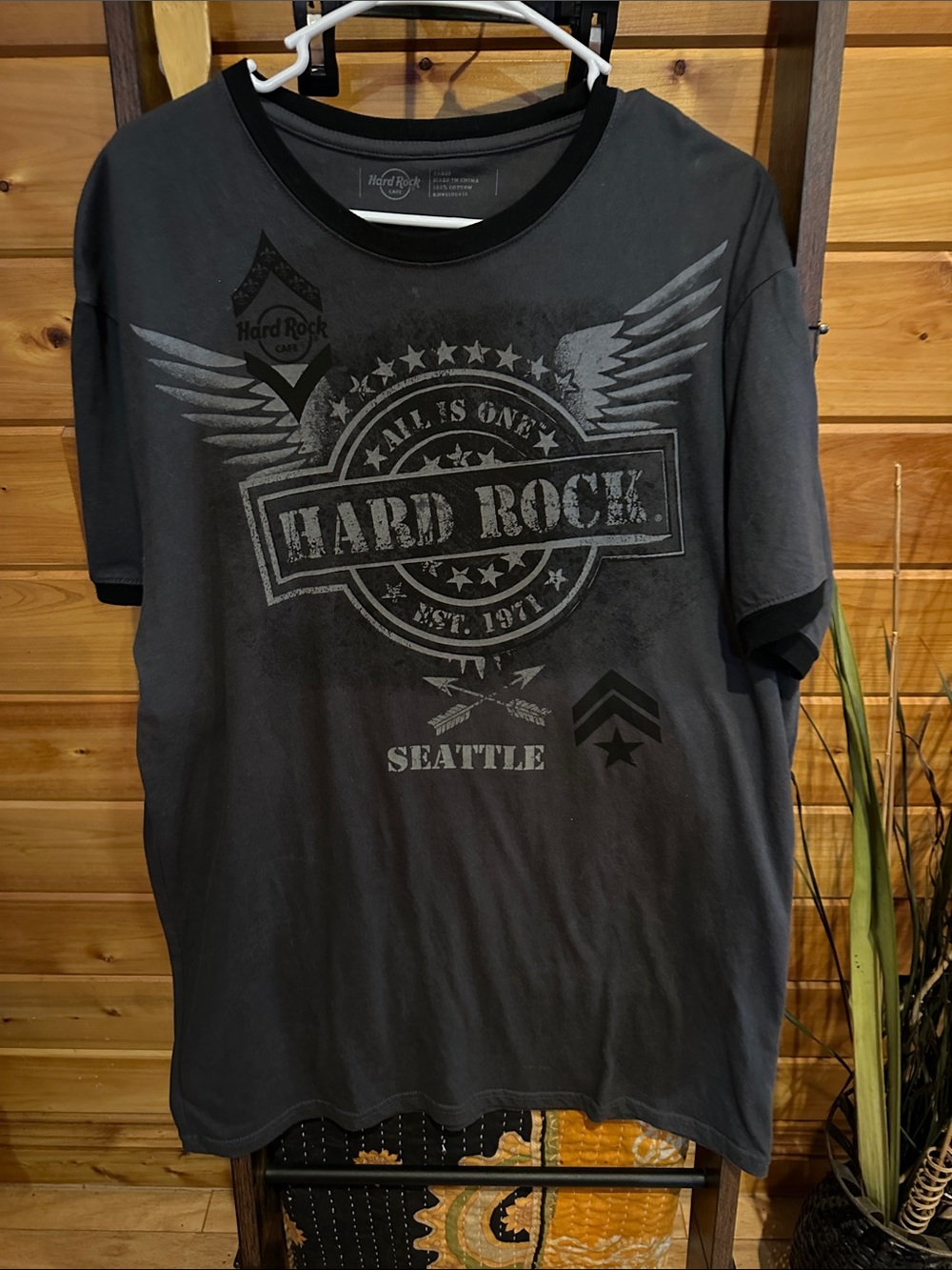 Hard Rock Cafe Seattle Men's Gray and Black Seattle Graphic Tee